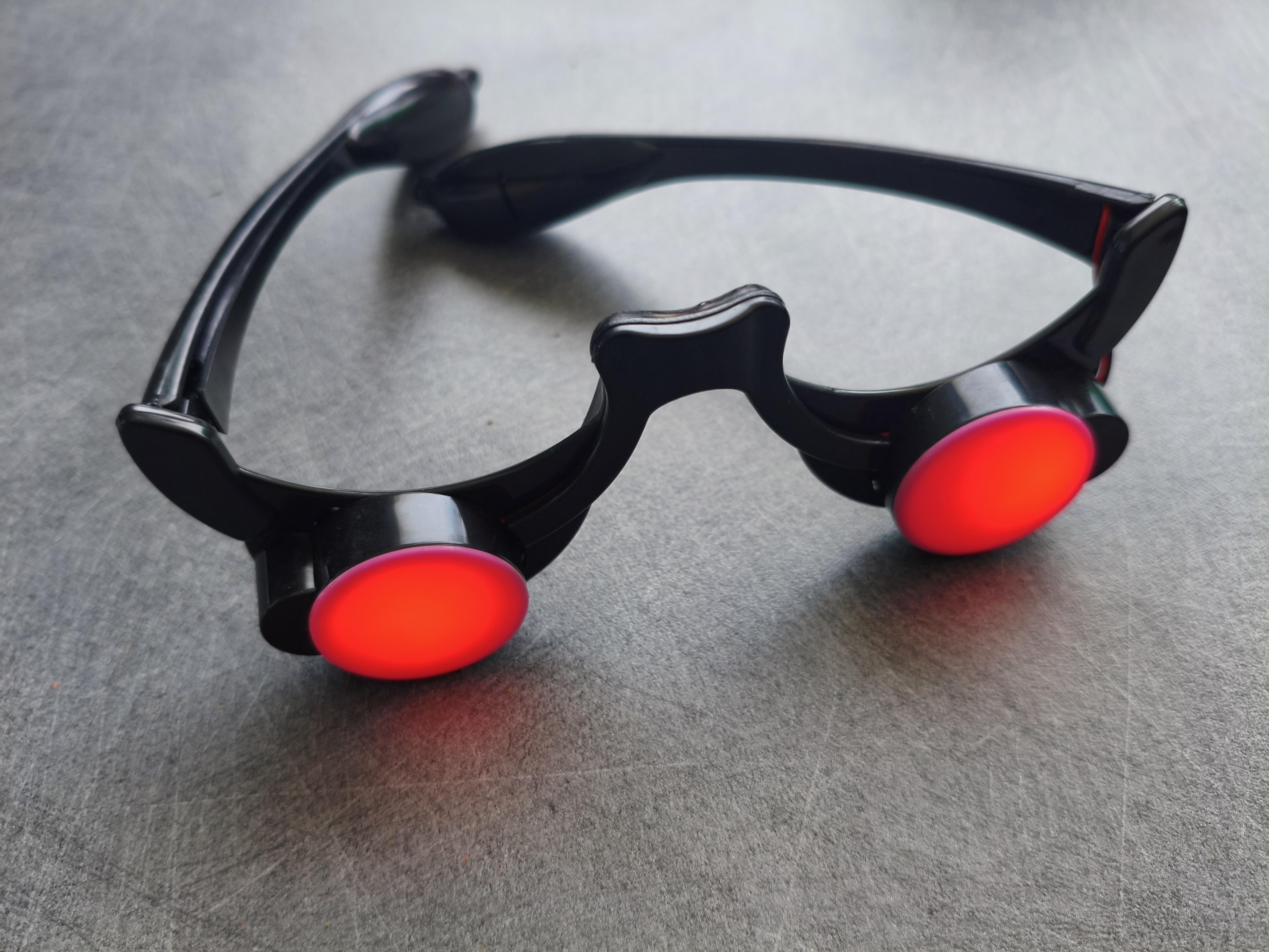 Lunettes lumineuses rouges imitation yeux sous capuche