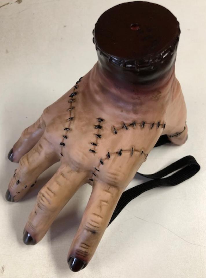 Main 15cm Chose type famille Addams