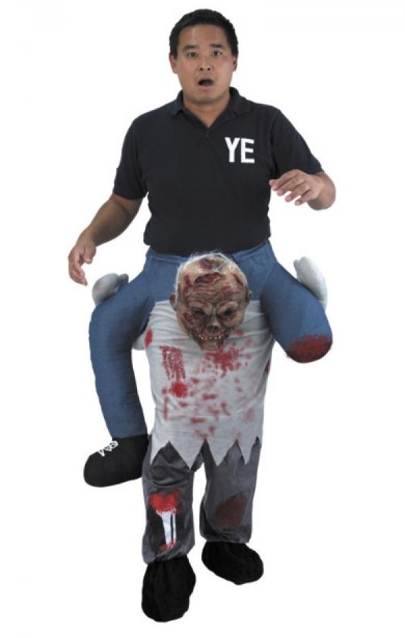 Porte-moi carry me assis sur un Zombie