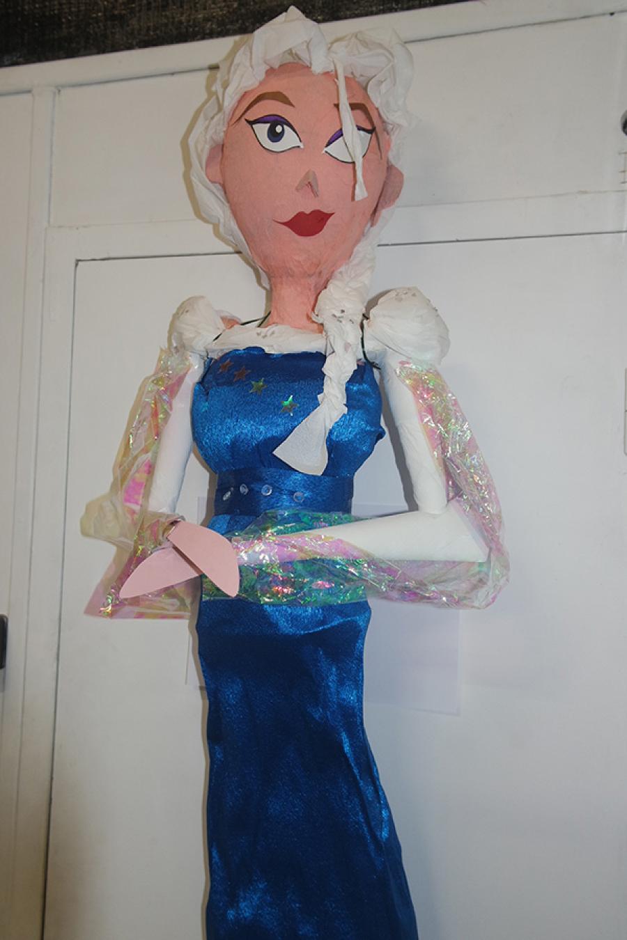 Pinata Elsa reine des neiges fabric. locale