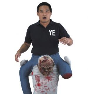 Porte-moi carry me assis sur un Zombie